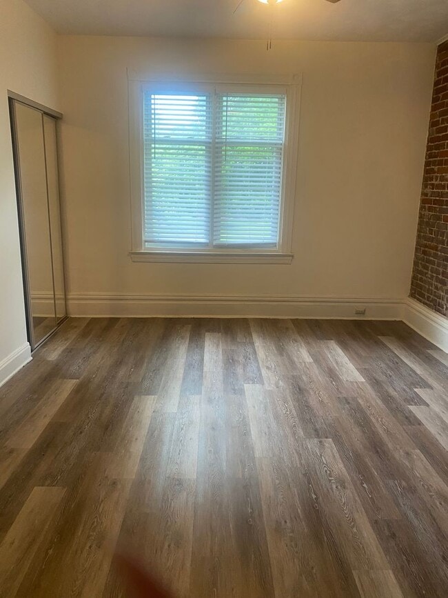 Building Photo - Must see 2 Bed 1 Bath apartment in Bellevue