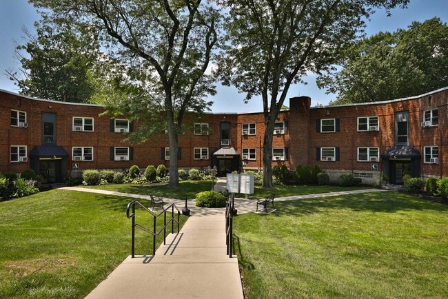 Building Photo - Oak Gardens Apartments