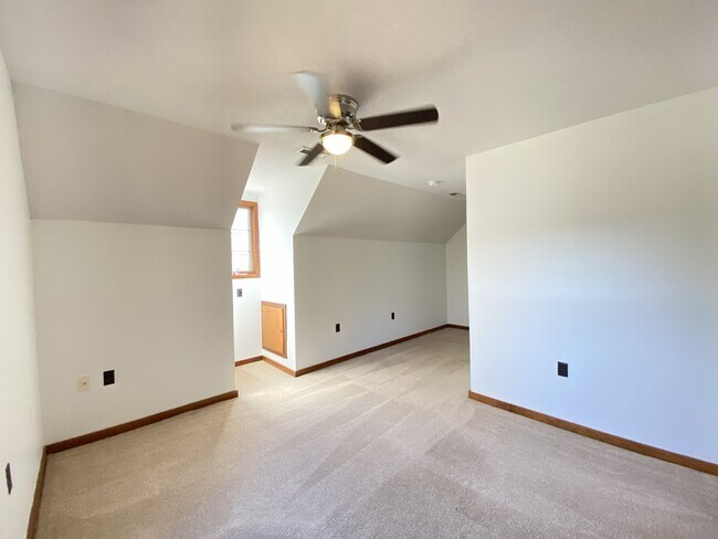 Building Photo - 45 Lookout Point