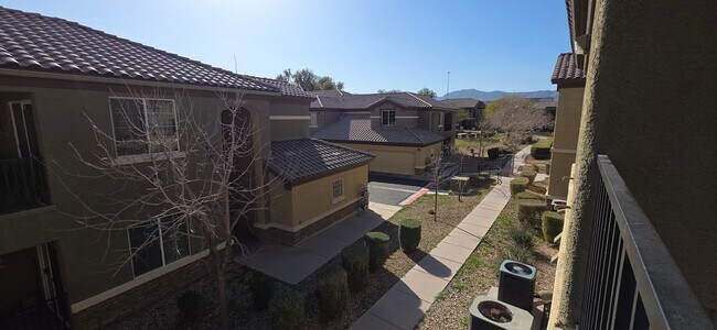 Building Photo - Sky Pointe Dr