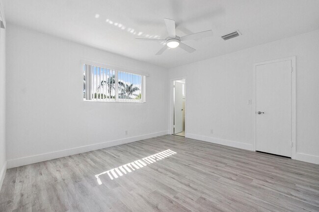 Building Photo - 1353 SE 7th Ct