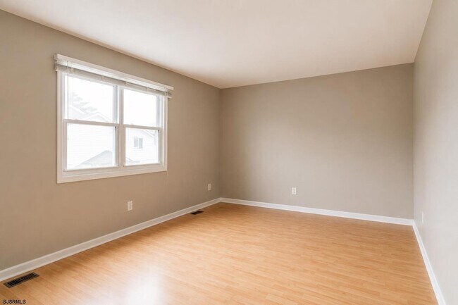 Building Photo - 610A N Victoria Ave