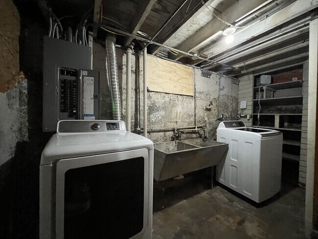 Building Photo - Charming St. Johns Bungalow with Fireplace, Bonus Space & Large Backyard