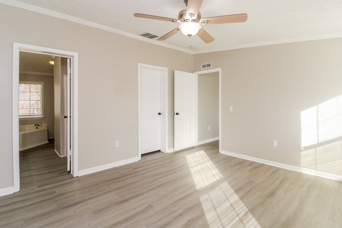 Building Photo - 8100 Tam O'Shanter Dr