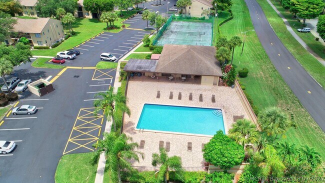 Building Photo - 6550 Somerset Dr