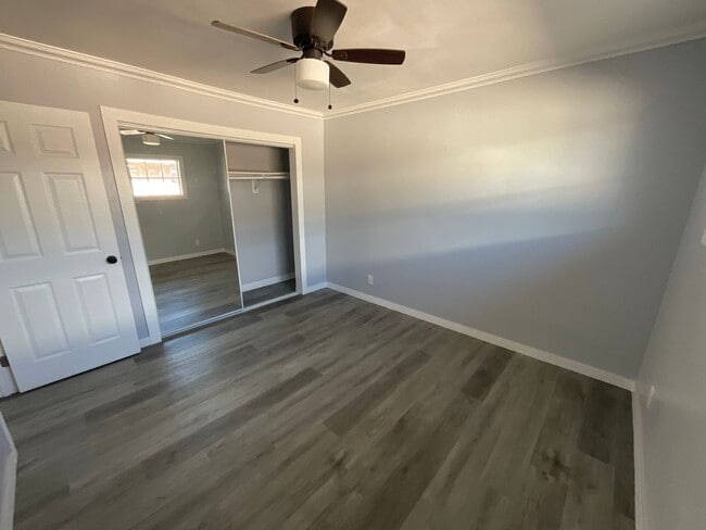 Building Photo - House - 2 Bedrooms / 1 Bathroom - Paramount