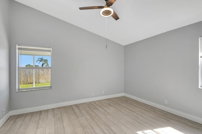 Building Photo - 215 NW 40th Ave