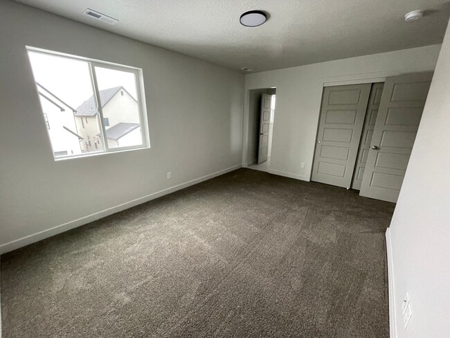 Building Photo - Modern home!