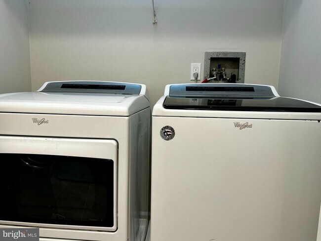 Building Photo - 18 Dundee Mews