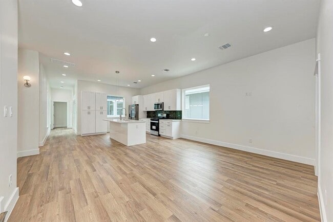 Building Photo - 401 Delmar Ave