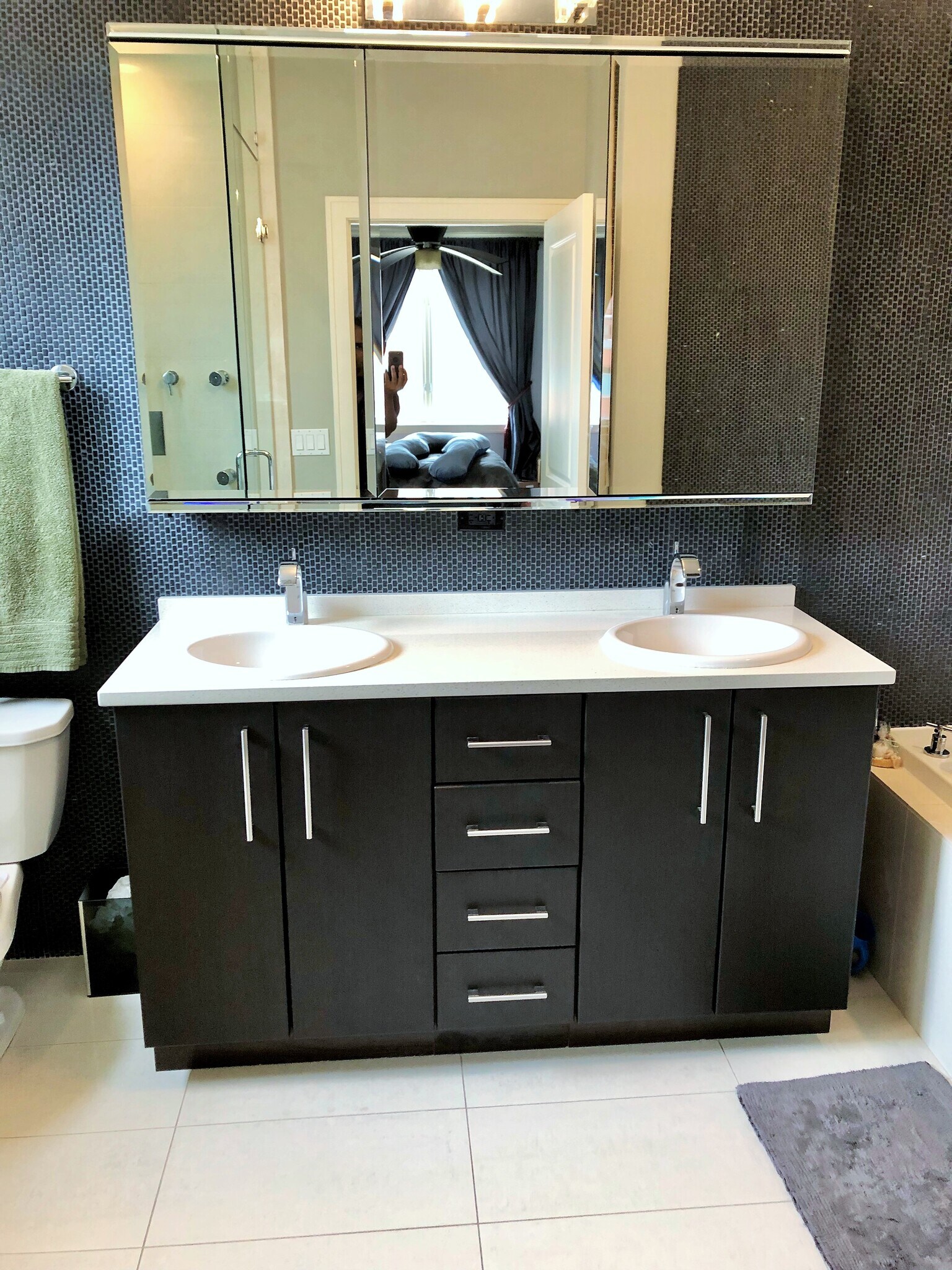 Spacious master suite - 825 N Hudson Ave