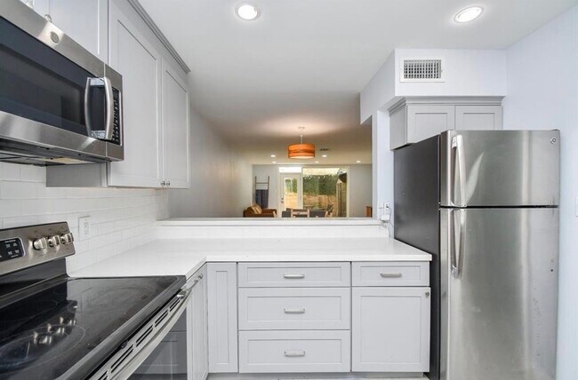 Building Photo - 615 Kipling St