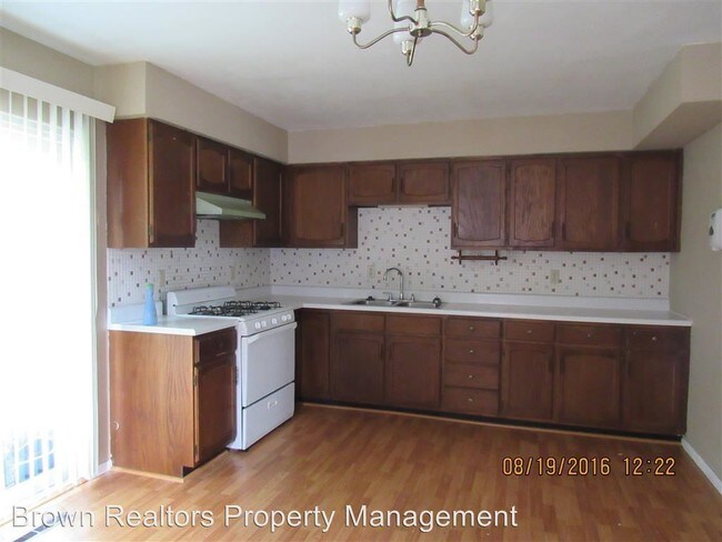 Building Photo - 9139 Wedgewood Dr