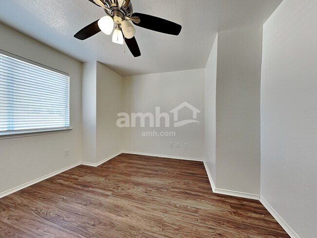 Building Photo - 1745 Cresthill Dr