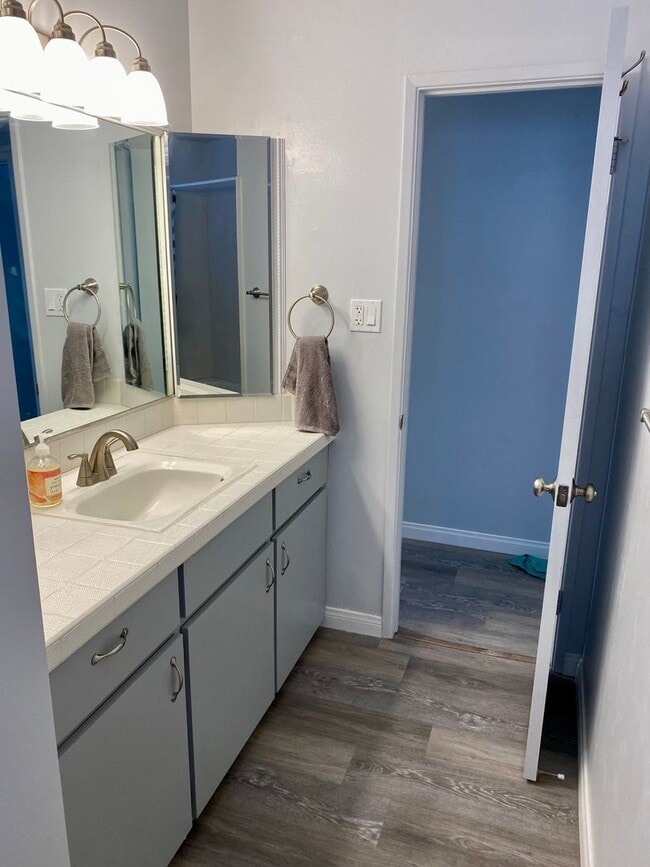Building Photo - Beautiful 3 Bed/2 Bath Walking Distance fr...