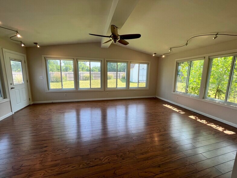 Building Photo - 555 Royal Crest Dr
