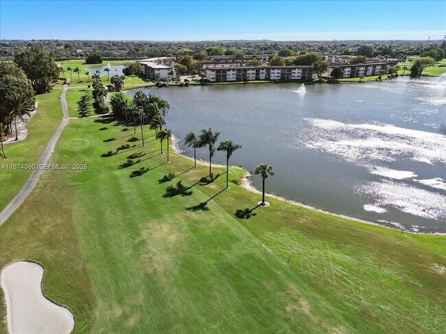 Building Photo - 811 S Hollybrook Dr