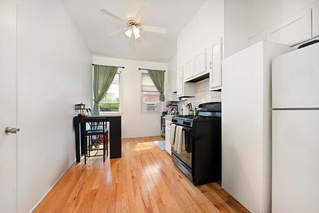 Building Photo - 323 Grand St