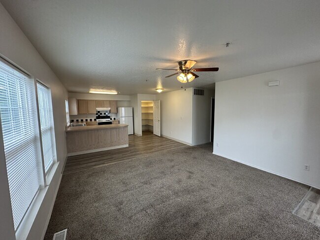 Building Photo - "Charming 2-Bed Retreat with Spacious 1000 sqft Layout in Nampa's Heart!"