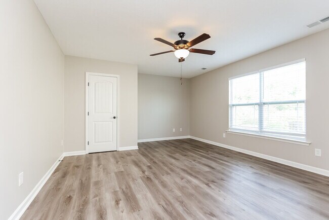 Building Photo - 713 Wildwood Dr