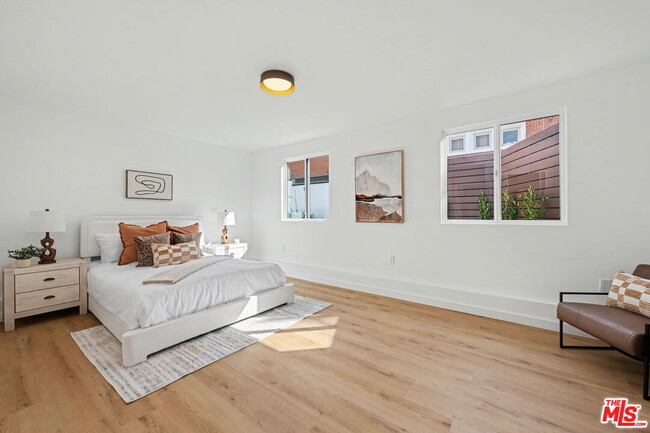 Building Photo - 2831 Overland Ave