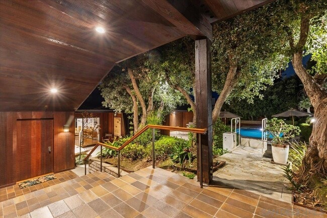 Building Photo - 8496 Westway Dr