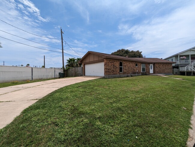 Building Photo - 1127 Bayou Cir