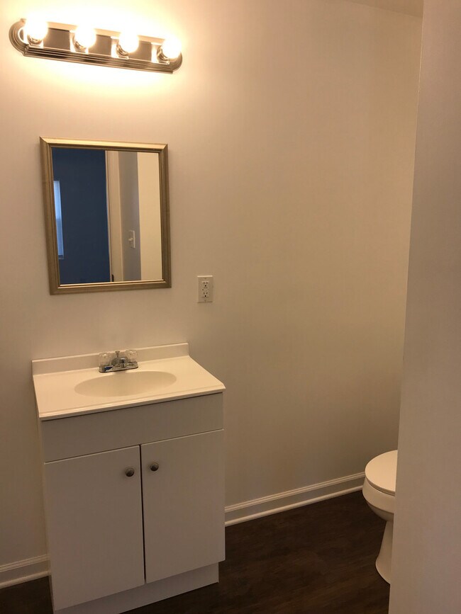 Building Photo - Adorable cottage in the heart of Rustburg!! 1 bed 1 bath!