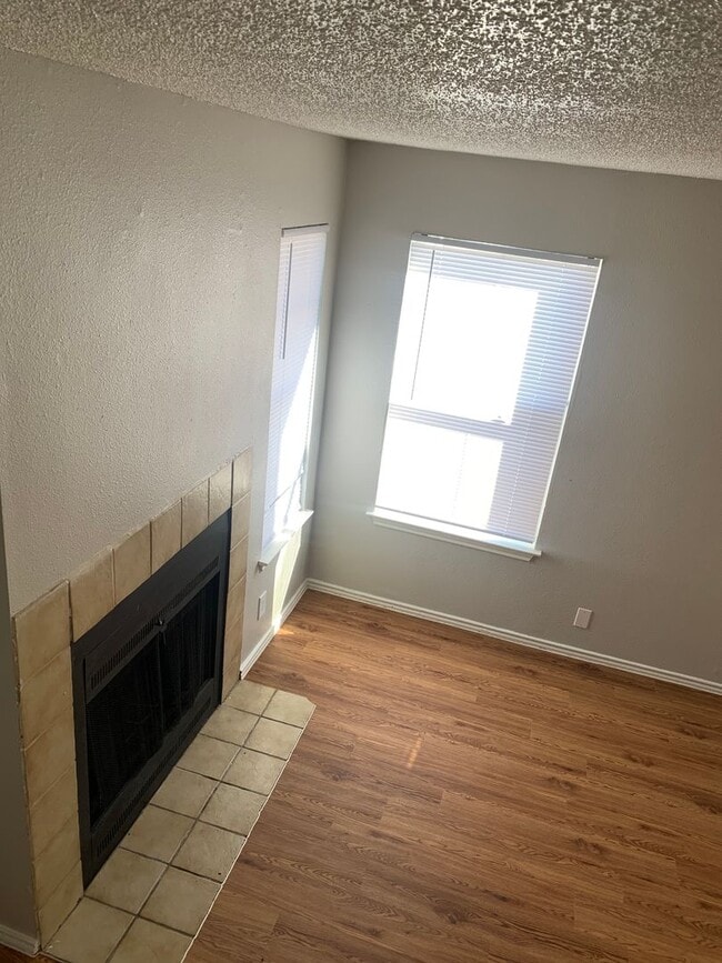 Building Photo - 3 bedroom 2 bath