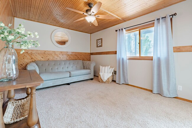 Building Photo - 2 Bedroom 3 Bathroom 1 Car Garage Fenced Back Yard Walkout Basement