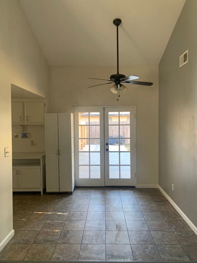 Building Photo - Clean & Updated 3-Bedroom Home in Southwes...