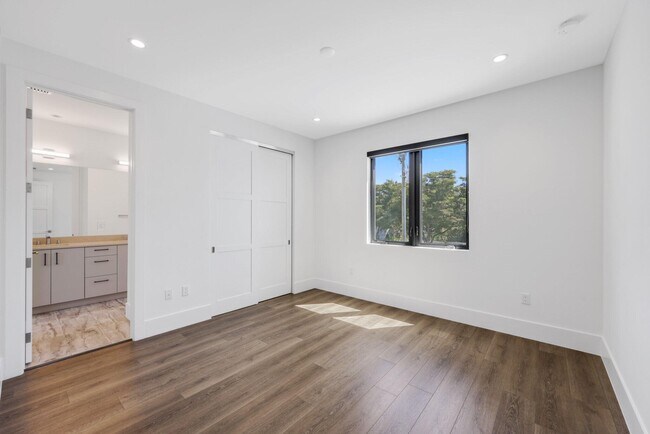 Building Photo - 655 Kingsbridge St