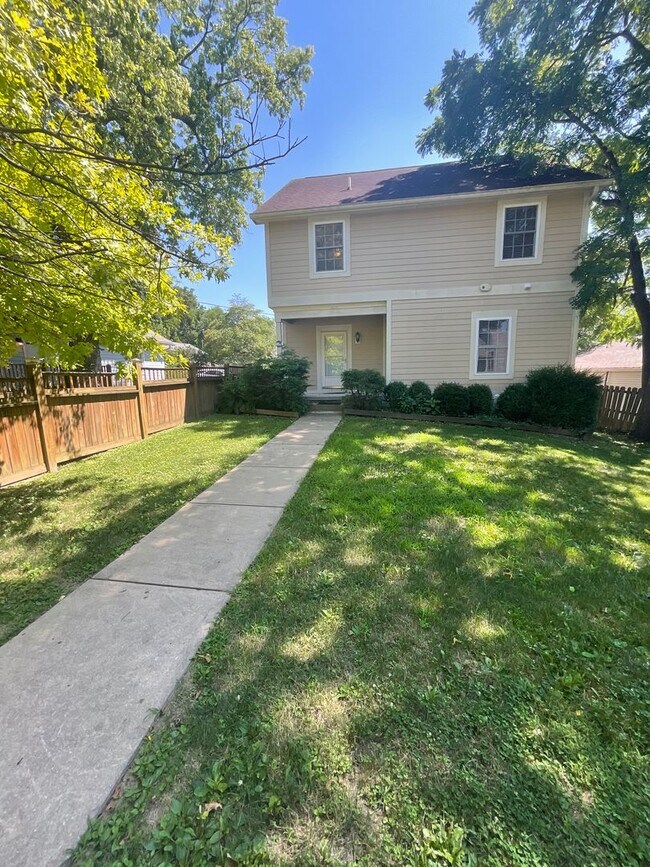 Building Photo - ****AVAILABLE AUGUST 2027**** Large 3 bed, 3 bath House with fenced yard