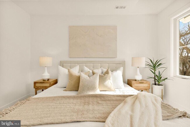 Building Photo - 1706 Bay St SE