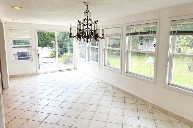 Building Photo - 303 Putnam Dr