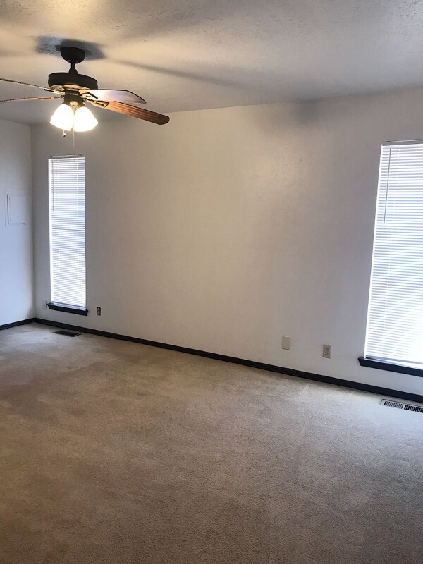 Building Photo - 304 Willow Branch Rd