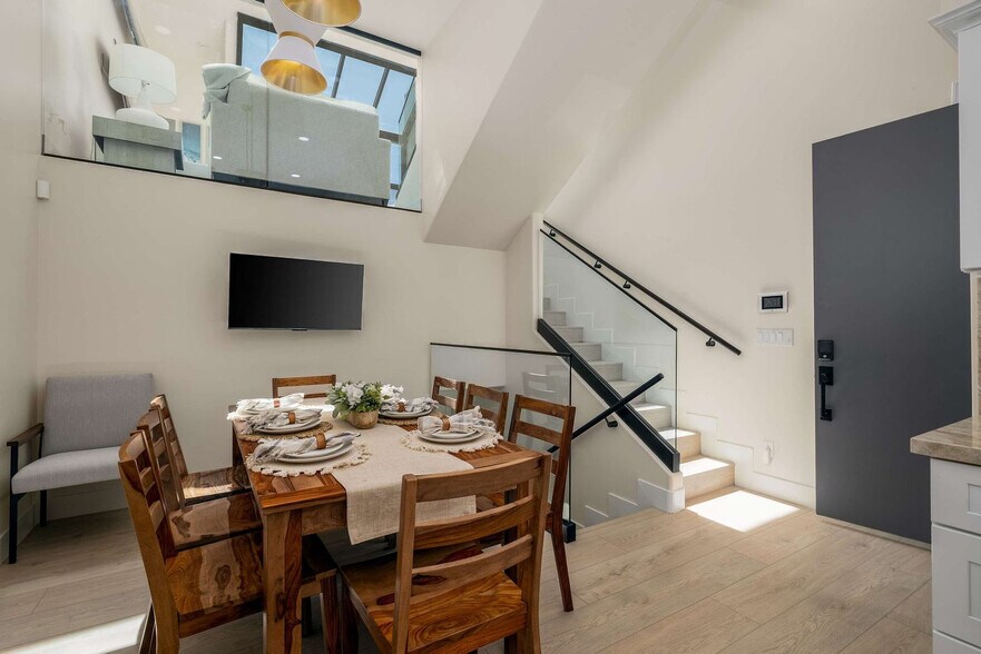 Building Photo - 357 Playa Del Sur St