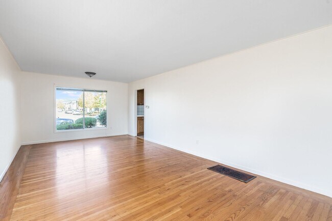 Building Photo - 1572 Buena Vista Ave