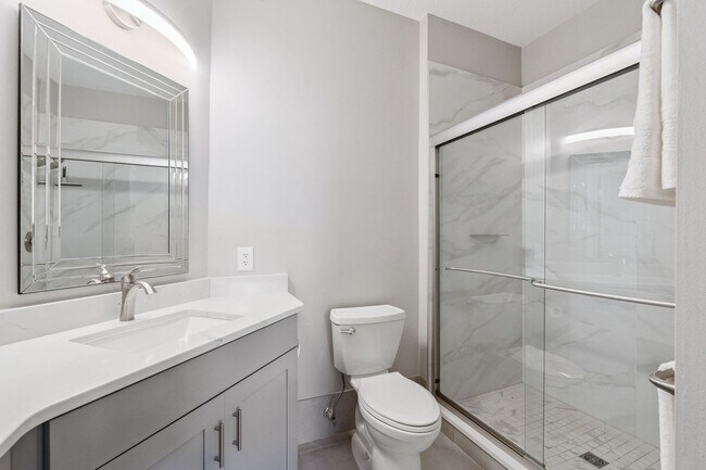 Building Photo - Upscale & renovated 3Bedrooms / 2Baths condo-unit in MetroWest community!