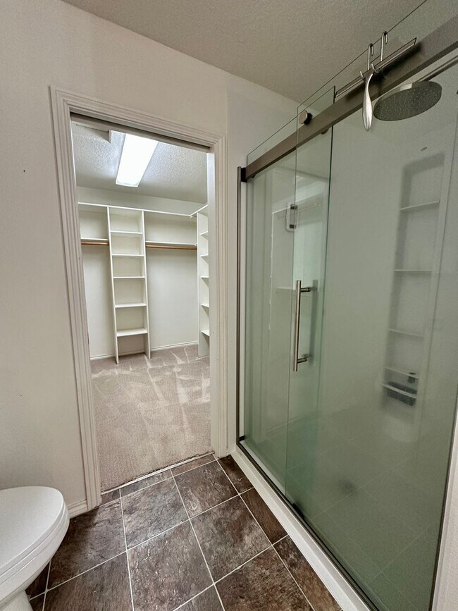 Building Photo - Large Three Bedroom Home in the Hills of West Salem