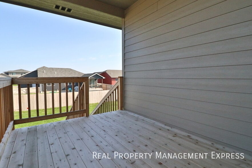 Building Photo - HUGE 4 bedroom home with fenced in backyard!