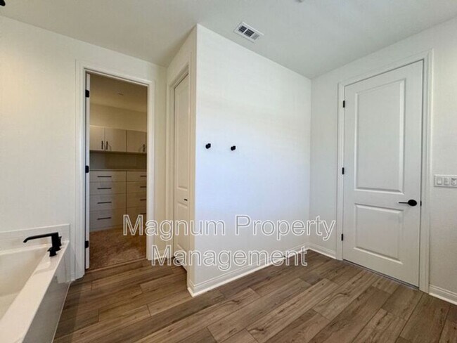 Building Photo - 25181 Desert Sage Dr