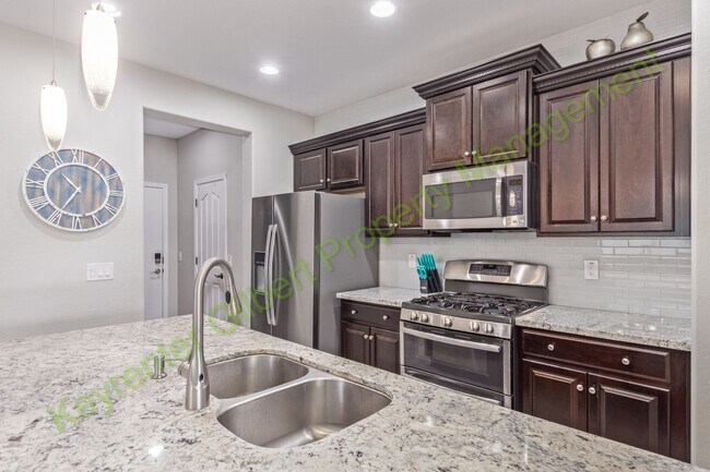 Building Photo - Beautiful Single-Story 3-Bed/3-Bath Home i...