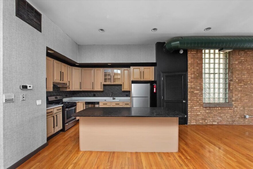 Building Photo - 1470 N Milwaukee Ave