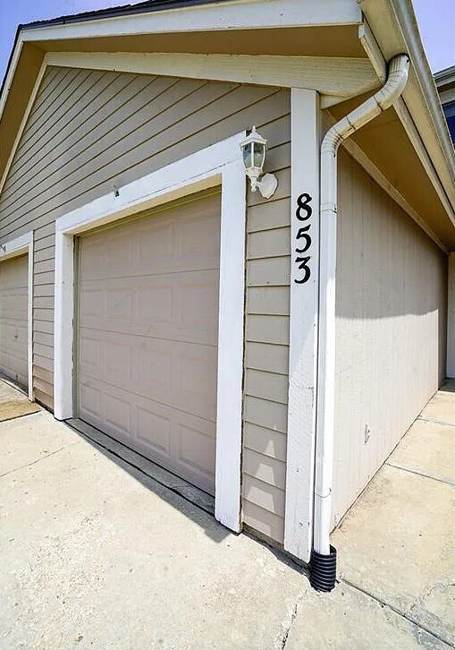 Building Photo - 853 E 167th Ct