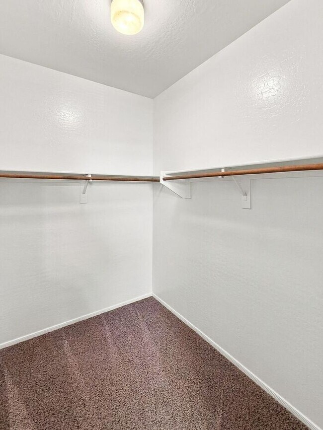 Building Photo - Spacious Chandler Home with RV Gate & 3-Car Garage!