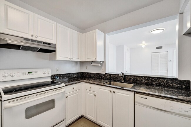 Building Photo - 1450 SE 3rd Ave