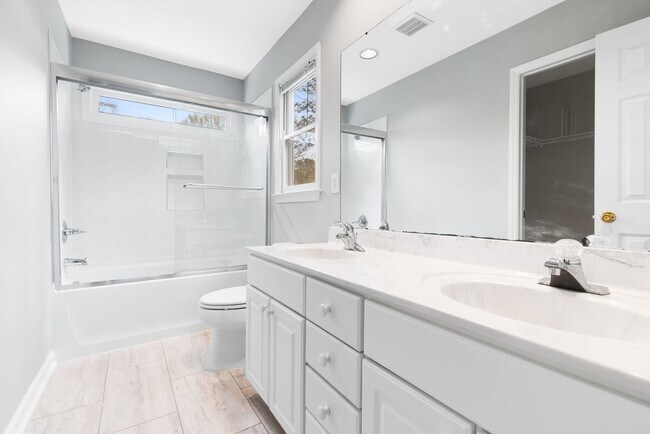 Building Photo - Available 6/9! Fabulous Home in Fantastic Location