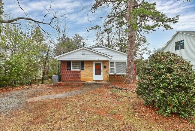 Building Photo - Charming 2BD/1BA Duplex