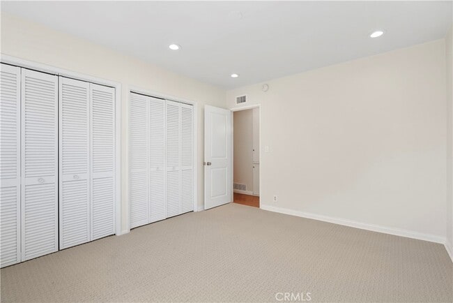 Building Photo - 15457 Moorpark St